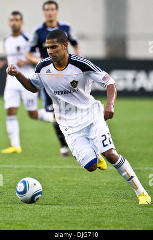 12 juillet 2010 - Foxboro, Massachusetts, United States of America - 10 juillet 2010 : Los Angeles Galaxy Defender Leonardo (22) déplace la balle au milieu de terrain au cours de match play contre les New England Revolution au Stade Gillette de Foxboro, Massachusetts. New England Revolution a défait le Los Angeles Galaxy 2.-0. crédit obligatoire : Mark fort / Southcreek Global (Image Crédit : © Banque D'Images