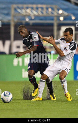 12 juillet 2010 - Foxboro, Massachusetts, United States of America - 10 juillet 2010 : le milieu de terrain de Los Angeles Galaxy Juninho (19) entre en collision avec le New England Revolution Terrain Sainey Nyassi (17) au cours des dernières minutes de match play au Stade Gillette de Foxboro, Massachusetts. New England Revolution a défait le Los Angeles Galaxy 2.-0. crédit obligatoire : Mark fort / Southcreek Banque D'Images