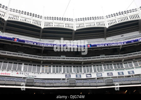 Jul 13, 2010 - Bronx, New York, USA - Yankee Stadium le jour George M. Steinbrenner III, principal propriétaire de la franchise des New York Yankees meurt. Sur la photo : Intérieur avec bannière pour George. (Crédit Image : © Chevrestt ZUMApress.com)/Angel Banque D'Images