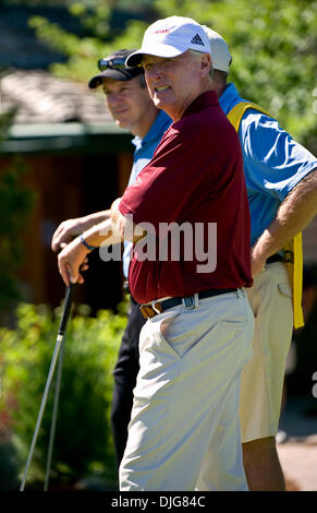 15 juillet 2010 - Stateline, Nevada, USA - Ancien Vice-président Dan Quayle au 21e siècle américain au Championnats Edgewood Tahoe Golf Course. Offrant une bourse totale de 600 000 dollars, le fait-pour-tv ACC, détenue et diffusée par NBC Sports, est le premier tournoi de golf des célébrités. Pour la cinquième année consécutive, la fondation de Lance Armstrong et sa vie Banque D'Images