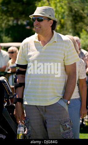 15 juillet 2010 - Stateline, Nevada, USA - l'Allaitement d'un biceps déchiré et incapable de jouer cette année, Kevin Nealon néanmoins fait une apparition à la 21e siècle américain annuel de Edgewood Tahoe Golf Course. Offrant une bourse totale de 600 000 dollars, le fait-pour-tv ACC, détenue et diffusée par NBC Sports, est le premier tournoi de golf des célébrités. Pour l'If Banque D'Images