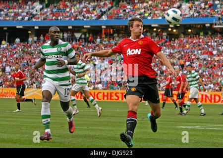 16 juillet 2010 - Toronto, Ontario, Canada - 16 juillet 2010 : Manchester United defender Jonny Evans (23) et le Celtic FC avant Marc-Antoine FortunÃƒÂ© (10) lutte pour le contrôle de la balle au Centre Rogers à Toronto, Ontario..Crédit obligatoire : Anson Hung / Southcreek Global (Image Crédit : Â© Southcreek/ZUMApress.com) mondial Banque D'Images