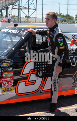 16 juillet 2010 - Madison, Wisconsin, United States of America - 16 juillet 2010 : James Buescher (# 31, Wolf Pack Vacances, Chevorlet) sort de son camion après qualification dans la position # 2 pour le NASCAR Camping World Truck Series à Gateway International Raceway à Madison, Wisconsin. La course a dû être reportée jusqu'à ce Samedi 17 juillet, en raison d'une puissance régionale d'échec. Crédit obligatoire - Sc Banque D'Images