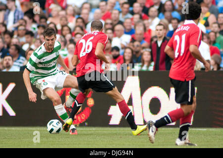 16 juillet 2010 - Toronto, Ontario, Canada - 16 Juillet 2010 Toronto, Ontario : Celtic FC defender Charles Mulgrew # 21 rallyes contre Manchester United, le milieu de terrain Gabriel Obertan # 26 vendredi soir au cours de match de football, au Centre Rogers de Toronto, Ontario. Manchester United a remporté le match par un score de 3-1..Mandatory Crédit : Darren Eagles / Southcreek Global (Image Crédit : Â© Southcreek Banque D'Images