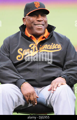 16 juillet 2010 - San Francisco, CA, États-Unis d'Amérique - 16 juillet 2010, San Francisco, CA : Giants de San Francisco de la renommée Willy McCovey sur le champ à l'honneur broadcaster Jon Miller, qui a reçu le prix Ford C. Frick et a été intronisé au Temple de la renommée du base-ball. Les Giants de San Francisco a gagné le match 1-0. (Crédit Image : © Global/ZUMApress.com) Southcreek Banque D'Images