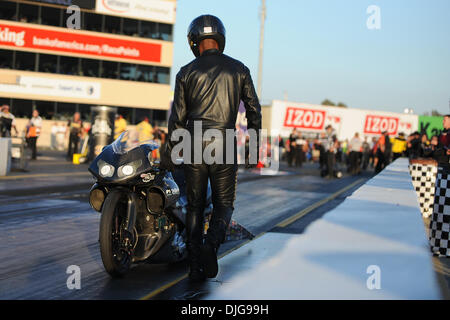 16 juillet 2010 - Sonoma, Californie, États-Unis d'Amérique - 16 juillet 2010 : Redell Prairieville de Harris, la promène son vélo après la perte d'énergie dans la classe Moto Pro Stock à l'Autolite FRAM NHRA ressortissants lors d'Infineon, Sonoma, CA.Crédit obligatoire : Matt Cohen / Southcreek Global (Image Crédit : © Southcreek/ZUMApress.com) mondial Banque D'Images