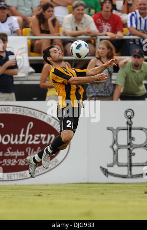 16 juillet 2010 - Charleston, Caroline du Sud, États-Unis d'Amérique - 17 juillet 2010 : Charleston Battery defender Mike Zaher (20) rend l'arrêt à Blackbaud Stadium à Charleston, Caroline du Sud. Score final ; Bolton 2 - Charleston 0.Crédit obligatoire : Marty Bingham / Southcreek Global (Image Crédit : © Southcreek/ZUMApress.com) mondial Banque D'Images