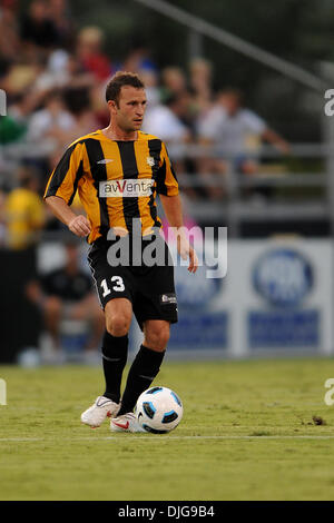 16 juillet 2010 - Charleston, Caroline du Sud, États-Unis d'Amérique - 17 juillet 2010 : Charleston Battery defender, (13) Jackson fait l'arrêt à Blackbaud Stadium à Charleston, Caroline du Sud. Score final ; Bolton 2 - Charleston 0.Crédit obligatoire : Marty Bingham / Southcreek Global (Image Crédit : © Southcreek/ZUMApress.com) mondial Banque D'Images