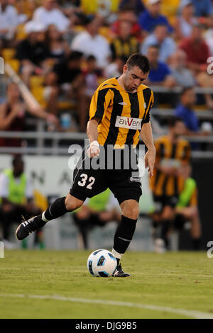 16 juillet 2010 - Charleston, Caroline du Sud, États-Unis d'Amérique - 17 juillet 2010 : Charleston Battery defender (32) Falvey apporte une note de bas champ à Blackbaud Stadium à Charleston, Caroline du Sud. Score final ; Bolton 2 - Charleston 0.Crédit obligatoire : Marty Bingham / Southcreek Global (Image Crédit : © Southcreek/ZUMApress.com) mondial Banque D'Images