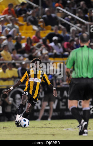 16 juillet 2010 - Charleston, Caroline du Sud, États-Unis d'Amérique - 17 juillet 2010 : le milieu de Charleston Battery Alioune Gueye (15) lit la défense à Blackbaud Stadium à Charleston, Caroline du Sud. Score final ; Bolton 2 - Charleston 0.Crédit obligatoire : Marty Bingham / Southcreek Global (Image Crédit : © Southcreek/ZUMApress.com) mondial Banque D'Images