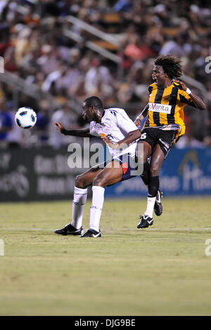 16 juillet 2010 - Charleston, Caroline du Sud, États-Unis d'Amérique - 17 juillet 2010 : le milieu de Charleston Battery Alioune Gueye (15) brouille pour le ballon à Blackbaud Stadium à Charleston, Caroline du Sud. Score final ; Bolton 2 - Charleston 0.Crédit obligatoire : Marty Bingham / Southcreek Global (Image Crédit : © Southcreek/ZUMApress.com) mondial Banque D'Images