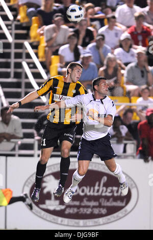 16 juillet 2010 - Charleston, Caroline du Sud, États-Unis d'Amérique - 17 juillet 2010 : le milieu de Battery de Charleston (21 Brandon Massie) coupe un Bolton pass à Blackbaud Stadium à Charleston, Caroline du Sud. Score final ; Bolton 2 - Charleston 0.Crédit obligatoire : Marty Bingham / Southcreek Global (Image Crédit : Â© Southcreek/ZUMApress.com) mondial Banque D'Images