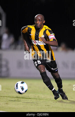 16 juillet 2010 - Charleston, Caroline du Sud, États-Unis d'Amérique - 17 juillet 2010 : Charleston Battery defender, John Wilson (25) déplace la balle à Blackbaud Stadium à Charleston, Caroline du Sud. Score final ; Bolton 2 - Charleston 0.Crédit obligatoire : Marty Bingham / Southcreek Global (Image Crédit : © Southcreek/ZUMApress.com) mondial Banque D'Images