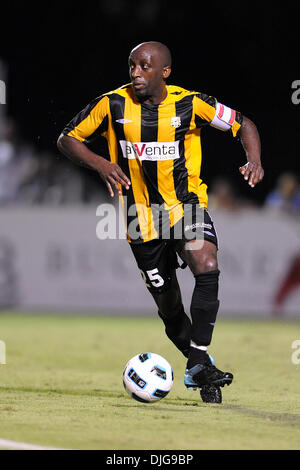 16 juillet 2010 - Charleston, Caroline du Sud, États-Unis d'Amérique - 17 juillet 2010 : Charleston Battery defender, John Wilson (25) déplace la balle à Blackbaud Stadium à Charleston, Caroline du Sud. Score final ; Bolton 2 - Charleston 0.Crédit obligatoire : Marty Bingham / Southcreek Global (Image Crédit : © Southcreek/ZUMApress.com) mondial Banque D'Images