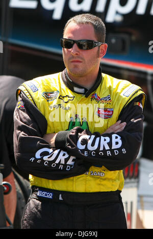 17 juillet 2010 - Madison, Wisconsin, United States of America - 17 juillet 2010 : Kevin Swindell (# 37, Studiocanal, Ford) avant le début de la série NASCAR Nationwide Missouri-Illinois 250 Concessionnaires Honda à Gateway International Raceway à Madison, Wisconsin. Crédit obligatoire - Scott Kane / Southcreek Global. (Crédit Image : © Global/ZUMApress.com) Southcreek Banque D'Images