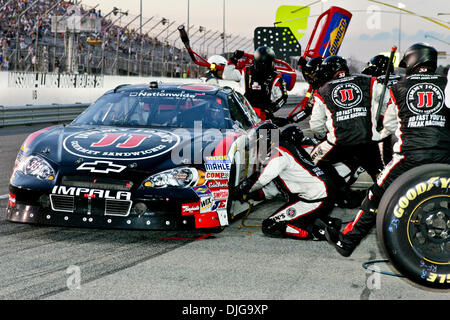 17 juillet 2010 - Madison, Wisconsin, United States of America - 17 juillet 2010:Kevin Harvick (# 33, Jimmy John's, Chevorlet) fait un arrêt au stand. La série Nationwide de NASCAR Dodge Dealers 250 Missouri-Illinois à Gateway International Raceway à Madison, Wisconsin. Crédit obligatoire - Jimmy Simmons / Southcreek Global. (Crédit Image : © Global/ZUMApress.com) Southcreek Banque D'Images