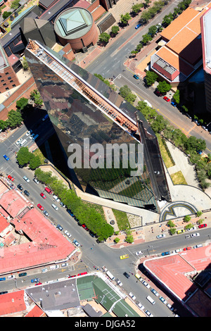 Vue aérienne de la rue Diagonal 11, un immeuble de grande hauteur du quartier central des affaires de Johannesburg, Afrique du Sud. Banque D'Images