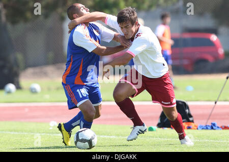 17 juillet 2010 - Oxnard, Californie, États-Unis d'Amérique - 17 juillet 2010 : Fusions Artur Aghasyan Ventura (L) et de Portsmouth FC's Marlon Pack (R) lutte pour la balle durant le match amical entre Portsmouth FC et Ventura Fusion à Oxnard College à Oxnard, Californie. Portsmouth FC a ensuite battu la fusion avec un score final de 2-1. Crédit obligatoire : Brandon Parry / Sud Banque D'Images