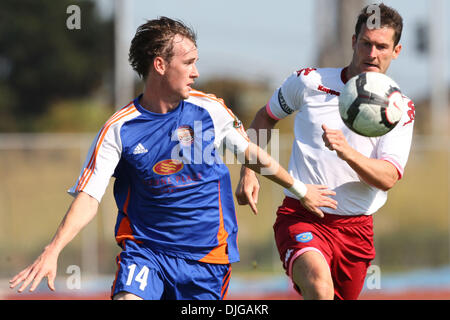 17 juillet 2010 - Oxnard, Californie, États-Unis d'Amérique - 17 juillet 2010 : Portsmouth FC captian David Nugent (R) Ventura et fusions Sam Nicholson (L) lutte pour la balle durant le match amical entre Portsmouth FC et Ventura Fusion à Oxnard College à Oxnard, Californie. Portsmouth FC a ensuite battu la fusion avec un score final de 2-1. Crédit obligatoire : Brandon Parry / Banque D'Images