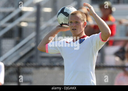 17 juillet 2010 - Oxnard, Californie, États-Unis d'Amérique - 17 juillet 2010 : Matt Ritchie de Portsmouth FC cherche un coéquipier de lancer la balle à lors de la match amical entre Portsmouth FC et Ventura Fusion à Oxnard College à Oxnard, Californie. Portsmouth FC a ensuite battu la fusion avec un score final de 2-1. Crédit obligatoire : Brandon Parry / Southcreek Glo Banque D'Images