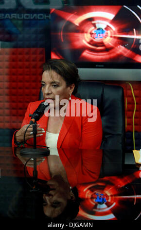 Tegucigalpa, Honduras. 27 nov., 2013. Xiomara Castro, candidat présidentiel de la liberté et de la Refondation (LIBRE), parle d'une émission de télévision, à Tegucigalpa, capitale du Honduras, le 27 novembre, 2013. Chef du tribunal électoral du Honduras David Matamoros a déclaré mercredi que les députés conservateurs Juan Orlando Hernandez avait gagné plus de voix dans le scrutin présidentiel. Credit : Rafael Ochoa/Xinhua/Alamy Live News Banque D'Images