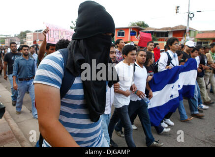 Tegucigalpa, Honduras. 27 nov., 2013. Les étudiants de l'université mars au cours d'une manifestation à Tegucigalpa, capitale du Honduras, le 27 novembre, 2013. Chef du tribunal électoral du Honduras David Matamoros a déclaré mercredi que les députés conservateurs Juan Orlando Hernandez avait gagné plus de voix dans le scrutin présidentiel. Credit : Rafael Ochoa/Xinhua/Alamy Live News Banque D'Images