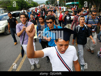 Tegucigalpa, Honduras. 27 nov., 2013. Les étudiants de l'université mars au cours d'une manifestation à Tegucigalpa, capitale du Honduras, le 27 novembre, 2013. Chef du tribunal électoral du Honduras David Matamoros a déclaré mercredi que les députés conservateurs Juan Orlando Hernandez avait gagné plus de voix dans le scrutin présidentiel. Credit : Rafael Ochoa/Xinhua/Alamy Live News Banque D'Images