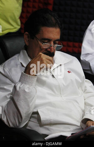 Tegucigalpa, Honduras. 27 nov., 2013. Ancien président du Honduras Manuel Zelaya assiste à une émission de télévision avec son épouse, Xiomara Castro, candidat présidentiel de la liberté et de la Refondation (LIBRE), à Tegucigalpa, capitale du Honduras, le 27 novembre, 2013. Chef du tribunal électoral du Honduras David Matamoros a déclaré mercredi que les députés conservateurs Juan Orlando Hernandez avait gagné plus de voix dans le scrutin présidentiel. Credit : Rafael Ochoa/Xinhua/Alamy Live News Banque D'Images