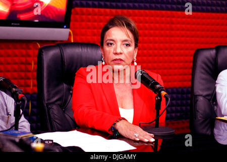 Tegucigalpa, Honduras. 27 nov., 2013. Xiomara Castro, candidat présidentiel de la liberté et de la Refondation (LIBRE), parle d'une émission de télévision, à Tegucigalpa, capitale du Honduras, le 27 novembre, 2013. Chef du tribunal électoral du Honduras David Matamoros a déclaré mercredi que les députés conservateurs Juan Orlando Hernandez avait gagné plus de voix dans le scrutin présidentiel. Credit : Rafael Ochoa/Xinhua/Alamy Live News Banque D'Images