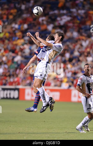 17 juillet 2010 - Bridgeview, Illinois, États-Unis d'Amérique - 17 juillet10 : Pumas defender Mario Antonio Palacios (3) est à la tête de la balle pendant le Groupe B match Monarcas Morelia SuperLiga entre et Pumas UNAM au Toyota Park de Bridgeview, Illinois. Les équipes ont joué à un 2-2 draw..Mandatory Crédit : John Rowland / Southcreek Global (Image Crédit : © Southcreek/ZUMApress.com) mondial Banque D'Images
