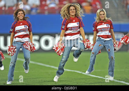 17 juillet 2010 - Frisco, TX, États-Unis - 17 juillet 2010 : .FC Dallas Cheerleaders effectuer pendant le jeu entre le Real Salt Lake et le FC Dallas au Pizza Hut Stadium de Frisco, TX. (Crédit Image : © Manny Flores/ZUMApress.com) Southcreek/mondial Banque D'Images