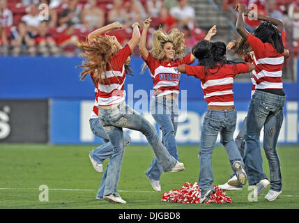 17 juillet 2010 - Frisco, TX, États-Unis - 17 juillet 2010 : .FC Dallas Cheerleaders effectuer pendant le jeu entre le Real Salt Lake et le FC Dallas au Pizza Hut Stadium de Frisco, TX. (Crédit Image : © Manny Flores/ZUMApress.com) Southcreek/mondial Banque D'Images