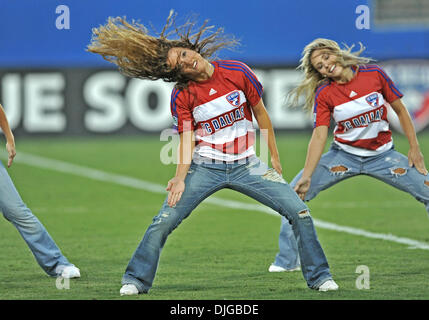 17 juillet 2010 - Frisco, TX, États-Unis - 17 juillet 2010 : .FC Dallas Cheerleaders effectuer pendant le jeu entre le Real Salt Lake et le FC Dallas au Pizza Hut Stadium de Frisco, TX. (Crédit Image : © Manny Flores/ZUMApress.com) Southcreek/mondial Banque D'Images