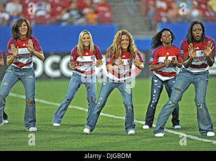 17 juillet 2010 - Frisco, TX, États-Unis - 17 juillet 2010 : .FC Dallas Cheerleaders effectuer pendant le jeu entre le Real Salt Lake et le FC Dallas au Pizza Hut Stadium de Frisco, TX. (Crédit Image : © Manny Flores/ZUMApress.com) Southcreek/mondial Banque D'Images