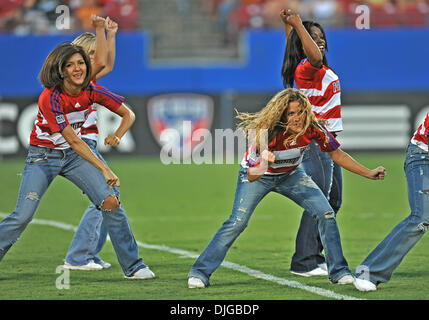 17 juillet 2010 - Frisco, TX, États-Unis - 17 juillet 2010 : .FC Dallas Cheerleaders effectuer pendant le jeu entre le Real Salt Lake et le FC Dallas au Pizza Hut Stadium de Frisco, TX. (Crédit Image : © Manny Flores/ZUMApress.com) Southcreek/mondial Banque D'Images