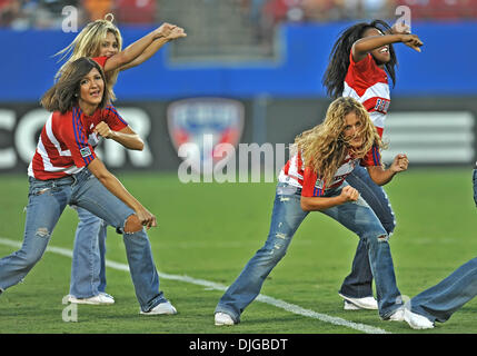 17 juillet 2010 - Frisco, TX, États-Unis - 17 juillet 2010 : .FC Dallas Cheerleaders effectuer pendant le jeu entre le Real Salt Lake et le FC Dallas au Pizza Hut Stadium de Frisco, TX. (Crédit Image : © Manny Flores/ZUMApress.com) Southcreek/mondial Banque D'Images