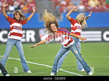 17 juillet 2010 - Frisco, TX, États-Unis - 17 juillet 2010 : .FC Dallas Cheerleaders effectuer pendant le jeu entre le Real Salt Lake et le FC Dallas au Pizza Hut Stadium de Frisco, TX. (Crédit Image : © Manny Flores/ZUMApress.com) Southcreek/mondial Banque D'Images