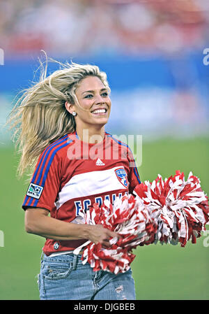 17 juillet 2010 - Frisco, TX, États-Unis - 17 juillet 2010 : .FC Dallas Cheerleaders effectuer pendant le jeu entre le Real Salt Lake et le FC Dallas au Pizza Hut Stadium de Frisco, TX. (Crédit Image : © Manny Flores/ZUMApress.com) Southcreek/mondial Banque D'Images