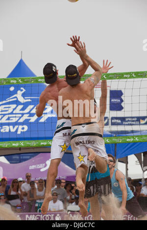 18 juillet 2010 - Hermosa Beach, CA, États-Unis d'Amérique - 18 juillet 2010 : John Hyden et Sean Scott les deux rendez-vous pour le tuer. Hyden et son coéquipier Sean Scott a remporté à passer à la demi-finale à l'AVP Nivea Tour in Hermosa Beach, CA. Crédit obligatoire : Josh Chapelle / Southcreek Global (Image Crédit : © Southcreek/ZUMApress.com) mondial Banque D'Images