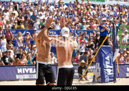 18 juillet 2010 - Hermosa Beach, CA, États-Unis d'Amérique - 18 juillet 2010 : Philippe Dalhuasser et Todd Rogers ont célébré leur victoire dans le Mens final. Ils ont défait John Mayer et Matt Prosser 21-14 et 21-11 à l'AVP Nivea Tour in Hermosa Beach, CA. Crédit obligatoire : Josh Chapelle / Southcreek Global (Image Crédit : © Southcreek/ZUMApress.com) mondial Banque D'Images