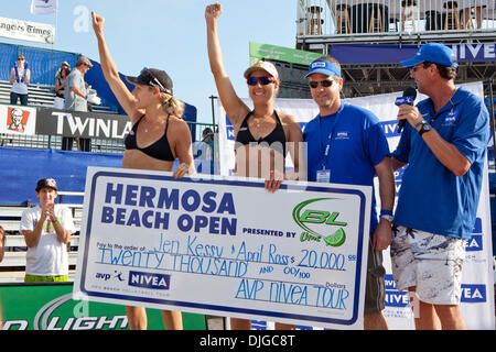 18 juillet 2010 - Hermosa Beach, CA, États-Unis d'Amérique - 18 juillet 2010 : Jennifer Kessy et April Ross célébrer après avoir battu Rachel Scott et Elaine Youngs 21-17 et 21-14 dans la finale des femmes à l'AVP Nivea Tour in Hermosa Beach, CA. Crédit obligatoire : Josh Chapelle / Southcreek Global (Image Crédit : © Southcreek/ZUMApress.com) mondial Banque D'Images