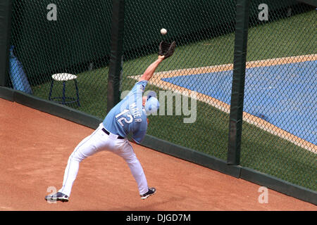 18 juillet 2010 - Kansas City, Missouri, États-Unis d'Amérique - 18 juillet 2010 : droit des Royals de Kansas City fielder Mitch Maier fait une capture bondissant sur la piste d'avertissement au cours du dimanche d'un match de baseball, les Athletics d'Oakland a vaincu les Royals de Kansas City 9-6 à Kauffman Stadium de Kansas City, MO..Crédit obligatoire : Jake Paulsen / Southcreek Global. (Crédit Image : © Global Southcreek Banque D'Images