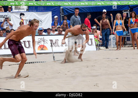 18 juillet 2010 - Hermosa Beach, CA, États-Unis d'Amérique - 18 juillet 2010 : Fans concurrence dans le défi de vertiges lors d'une pause autour de spin et de l'AVP à batts baseball Nivea Tour in Hermosa Beach, CA. Crédit obligatoire : Josh Chapelle / Southcreek Global (Image Crédit : © Southcreek/ZUMApress.com) mondial Banque D'Images