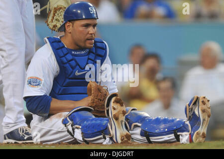 19 juillet 2010 - Los Angeles, Californie, États-Unis d'Amérique - 19 juillet 2010 : Le receveur des Dodgers de Los Angeles Russell Martin (55) reflète en position assise après avoir perdu la balle lors d'un jeu à la plaque. Les Giants de San Francisco a perdu pour les Dodgers de Los Angeles au Dodger Stadium à Los Angeles, Californie. Crédit obligatoire : Andrew Fielding / Southcreek Global (Image Crédit : © Southcre Banque D'Images