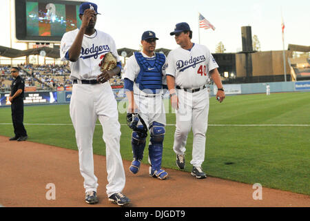 19 juillet 2010 - Los Angeles, Californie, États-Unis d'Amérique - 19 juillet 2010 : le lanceur partant des Dodgers de Los Angeles, James McDonald (31-gauche), catcher, Russell Martin (55-centre), et l'entraîneur des lanceurs Rick Honeycutt (40 à droite), responsable de l'étang-réservoir après le préchauffage dans le bullpen. Les Giants de San Francisco a perdu pour les Dodgers de Los Angeles au Dodger Stadium à Los Angeles, Californie. M Banque D'Images