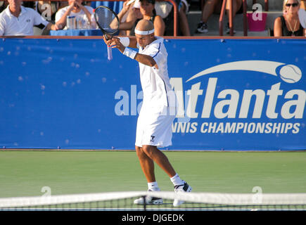 20 juillet 2010 - Johns Creek, Georgia, United States of America - 20 juillet : Jour 2 Championnats de Tennis d'Atlanta. James Blake, de l'USA renvoie la balle à Taylor Dent des USA au jour 2 du Championnat de Tennis d'Atlanta à Atlanta, Géorgie. Crédit obligatoire : Aaron Gilbert / Southcreek Global (Image Crédit : © Southcreek/ZUMApress.com) mondial Banque D'Images