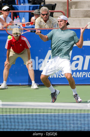 20 juillet 2010 - Johns Creek, Georgia, États-Unis - 20 juillet : Jour 2 Championnats de Tennis d'Atlanta. Robby Ginepri des USA renvoie la balle à Nick Marchand de l'Australie au jour 2 de l'Atlanta Tennis Championships à Atlanta, Géorgie. Crédit obligatoire : Aaron Gilbert / Southcreek Global (Image Crédit : © Aaron Gilbert/ZUMApress.com) Southcreek/mondial Banque D'Images