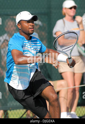 20 juillet 2010 - Johns Creek, Georgia, États-Unis - 20 juillet : Jour 2 Championnats de Tennis d'Atlanta. Donald Young de l'USA renvoie la balle à Dudi Sela d'Israël le jour 2 de l'Atlanta Tennis Championships à Atlanta, Géorgie. Crédit obligatoire : Aaron Gilbert / Southcreek Global (Image Crédit : © Aaron Gilbert/ZUMApress.com) Southcreek/mondial Banque D'Images