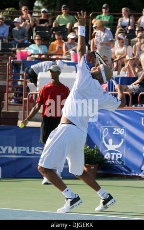 20 juillet 2010 - Johns Creek, Georgia, États-Unis - 20 juillet : Jour 2 Championnats de Tennis d'Atlanta. James Blake, de l'USA renvoie la balle à Taylor Dent des USA au jour 2 du Championnat de Tennis d'Atlanta à Atlanta, Géorgie. Crédit obligatoire : Aaron Gilbert / Southcreek Global (Image Crédit : © Aaron Gilbert/ZUMApress.com) Southcreek/mondial Banque D'Images
