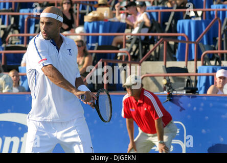 20 juillet 2010 - Johns Creek, Georgia, États-Unis - 20 juillet : Jour 2 Championnats de Tennis d'Atlanta. James Blake, de l'USA renvoie la balle à Taylor Dent des USA au jour 2 du Championnat de Tennis d'Atlanta à Atlanta, Géorgie. Crédit obligatoire : Aaron Gilbert / Southcreek Global (Image Crédit : © Aaron Gilbert/ZUMApress.com) Southcreek/mondial Banque D'Images